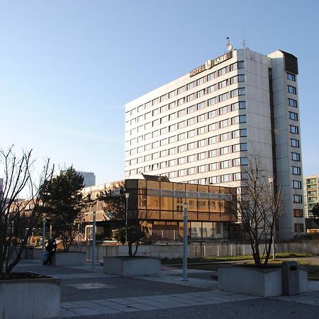 Hotel Labe Pardubice Bagian luar foto