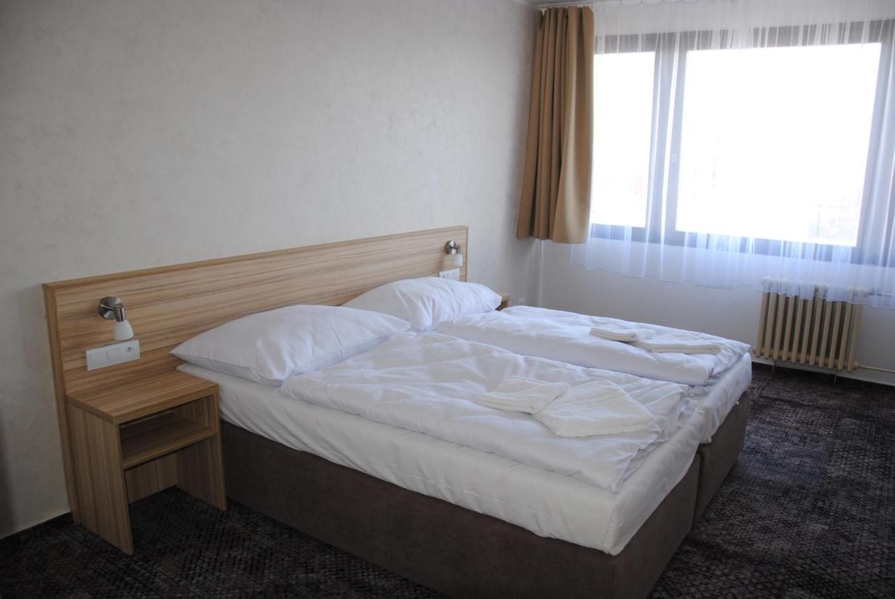 Hotel Labe Pardubice Bagian luar foto