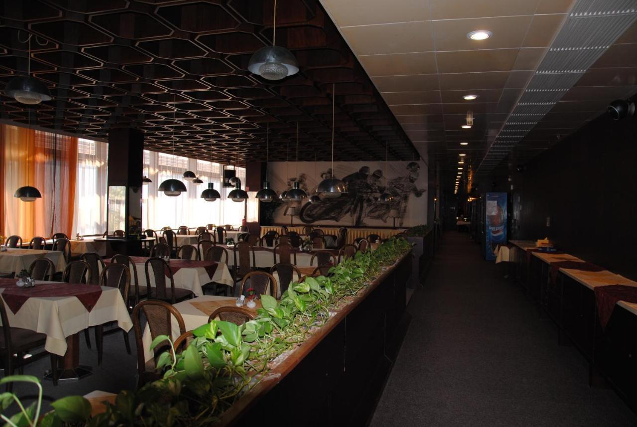 Hotel Labe Pardubice Bagian luar foto