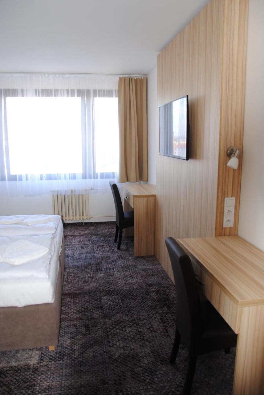 Hotel Labe Pardubice Bagian luar foto
