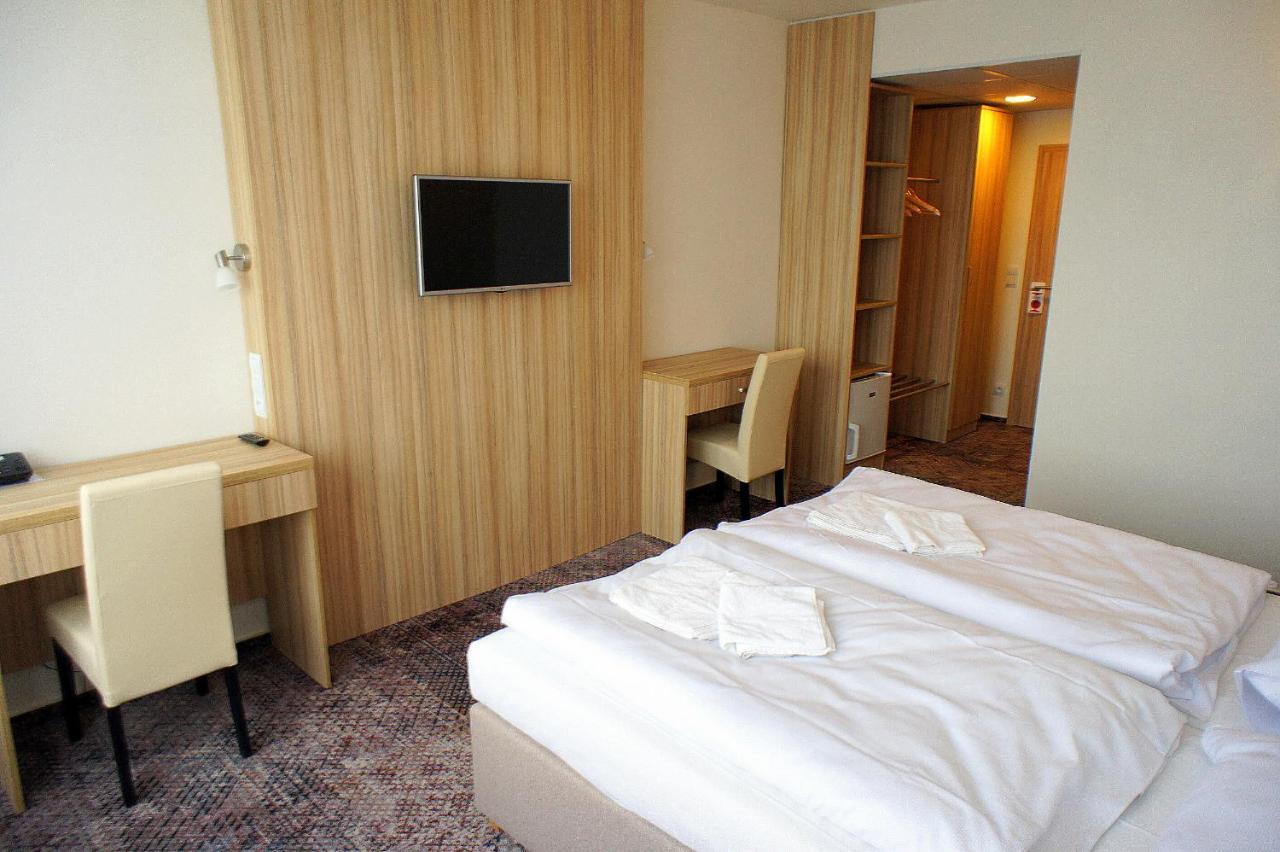 Hotel Labe Pardubice Bagian luar foto