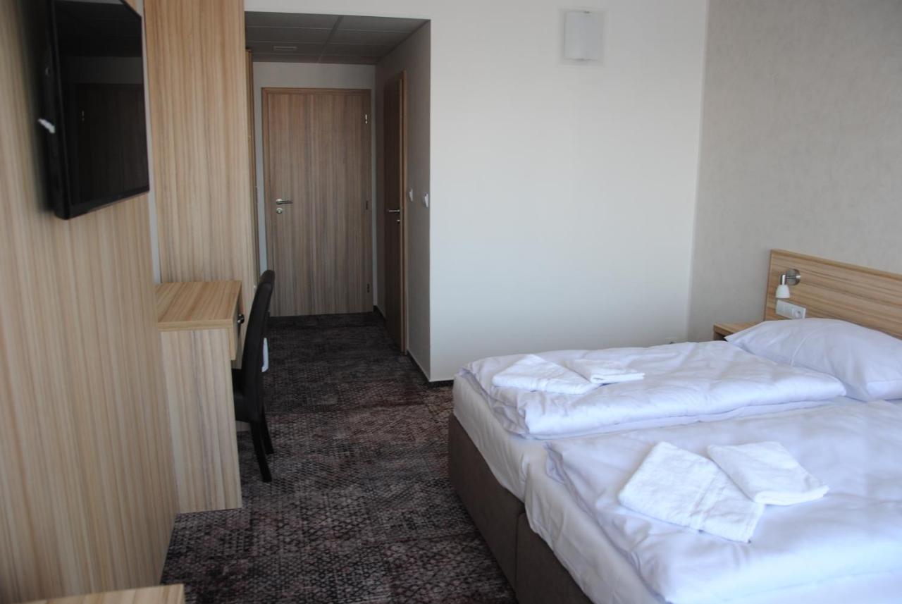 Hotel Labe Pardubice Bagian luar foto