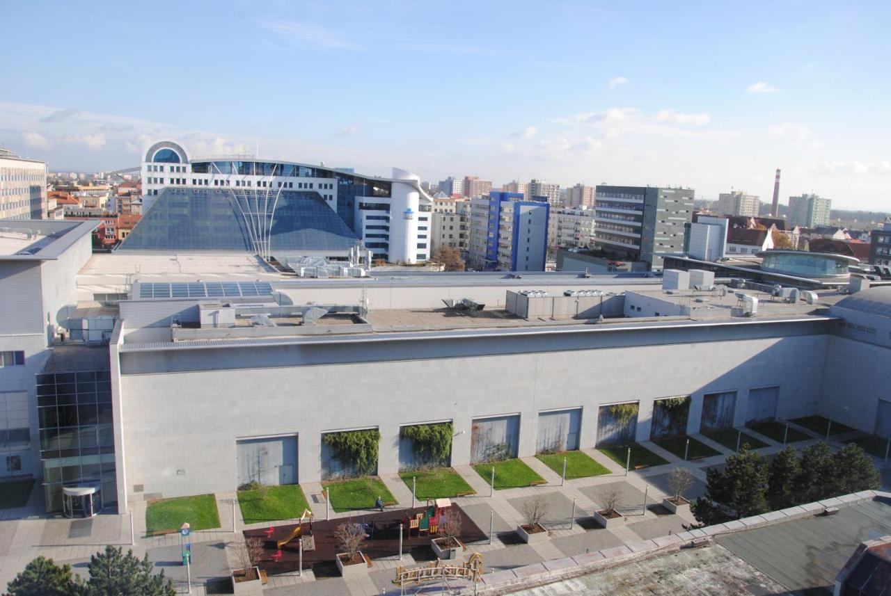 Hotel Labe Pardubice Bagian luar foto