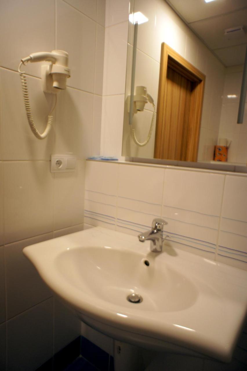 Hotel Labe Pardubice Bagian luar foto