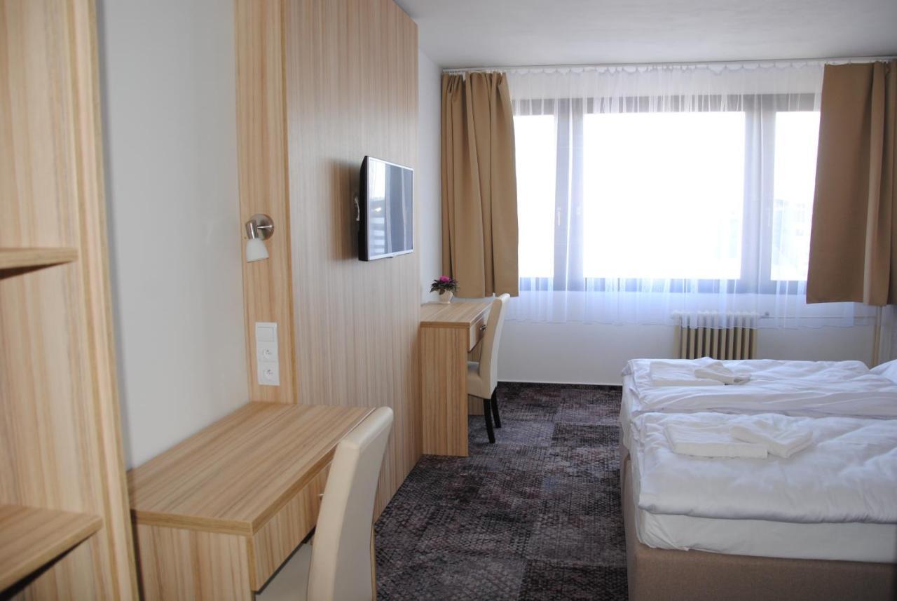 Hotel Labe Pardubice Bagian luar foto