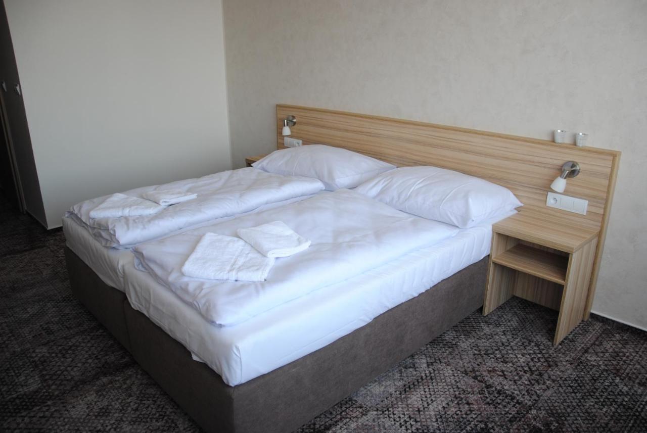 Hotel Labe Pardubice Bagian luar foto