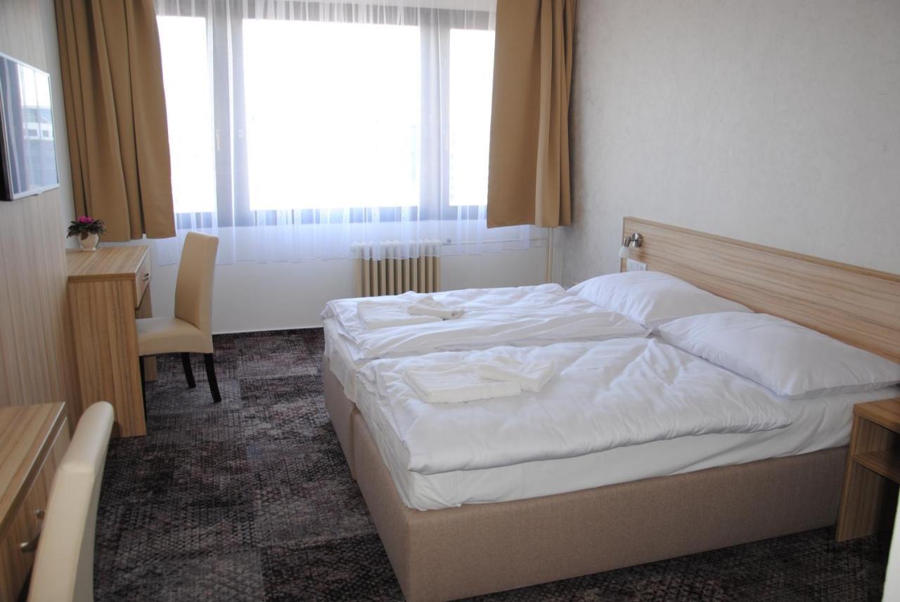 Hotel Labe Pardubice Bagian luar foto