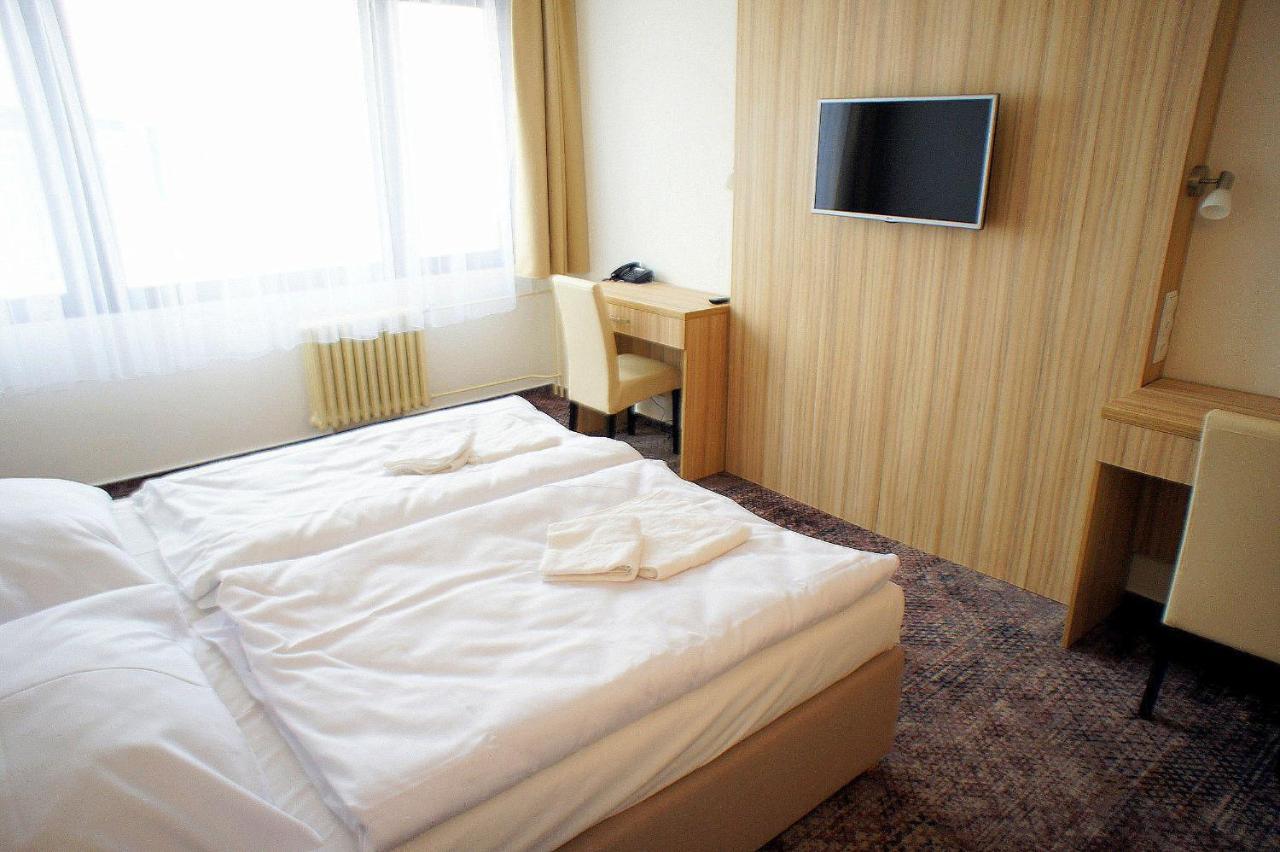 Hotel Labe Pardubice Bagian luar foto