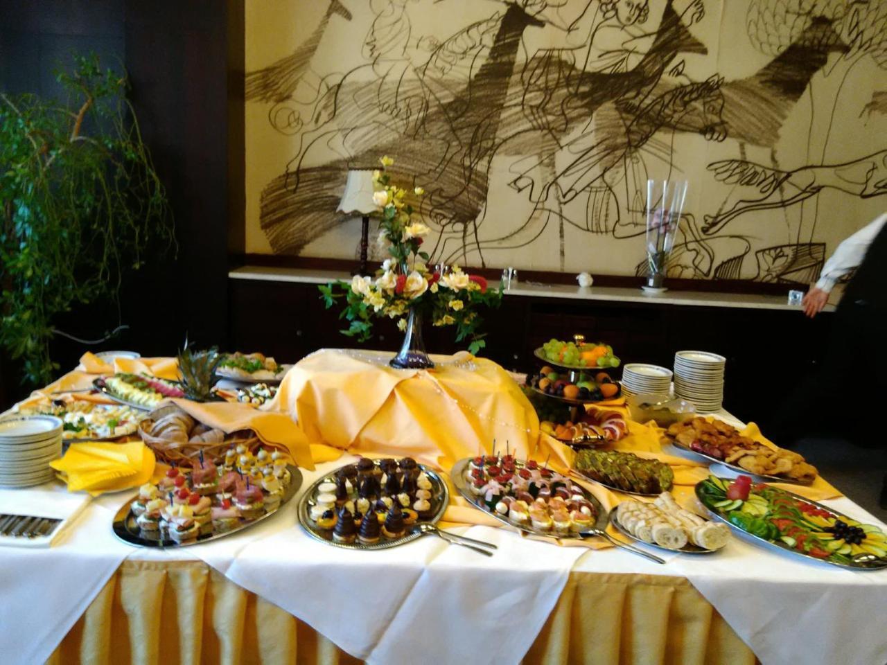 Hotel Labe Pardubice Bagian luar foto